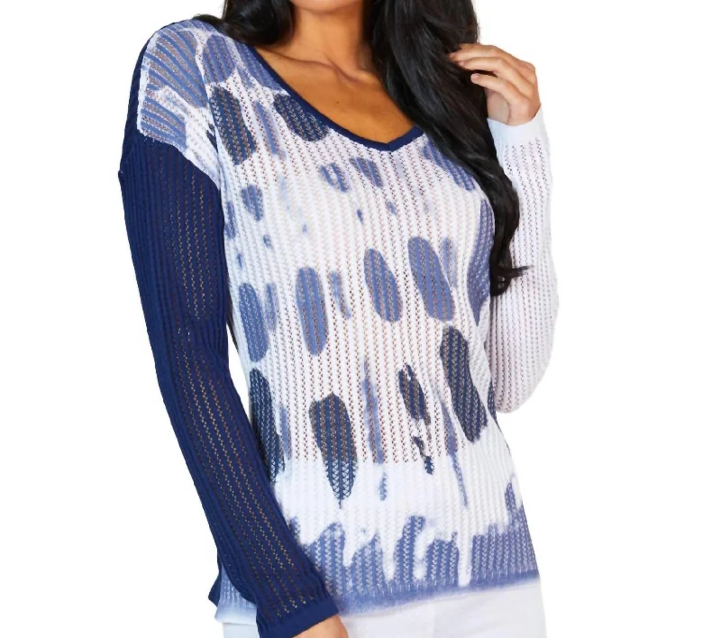 Sophisticated Outfits Spot V-Neck Top In White/navy