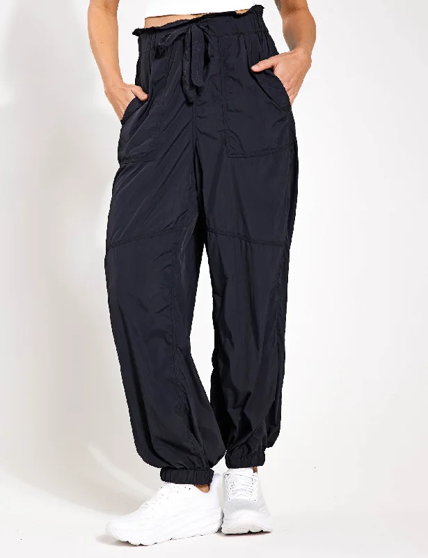 Season Appropriate Women's Collection Into The Woods Pants - Black